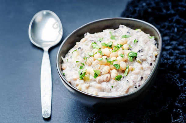 腰果奶油大米炖白豆和野生大米