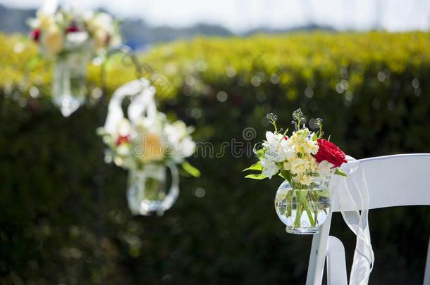 婚礼上挂着的花束