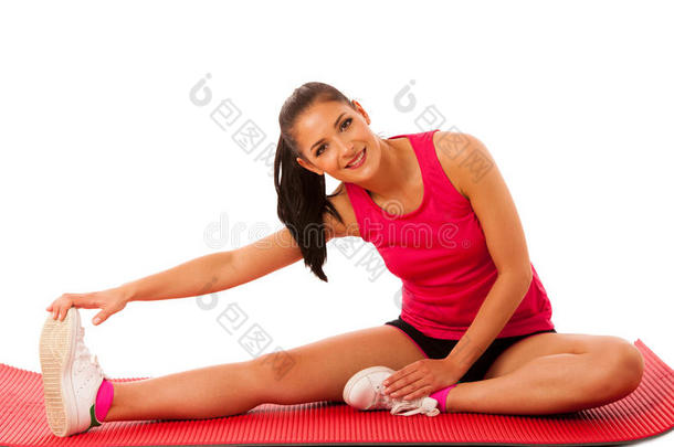 健身妇女在健身健身房锻炼后伸展身体