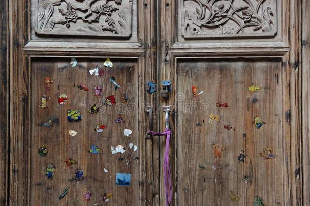 一扇五颜六色的门，古老的传统木制中国