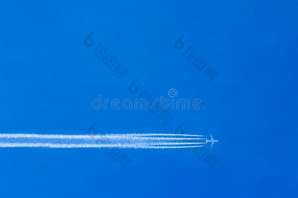 飞机在晴朗的蓝天上留下痕迹。 轨迹称为轨迹，凝结轨迹或蒸汽轨迹，
