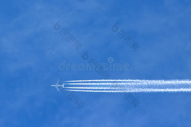 飞机与飞机在晴朗的蓝天，巡航高度