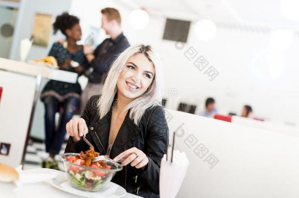 牛肉金发女郎餐车吃快速的