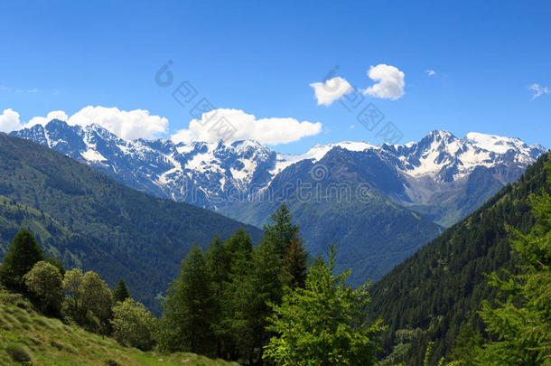 阿达梅洛阿尔卑斯山蓝色攀登云