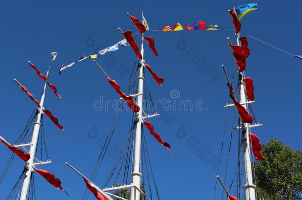 令人惊叹的古河船，红帆高高扬起。
