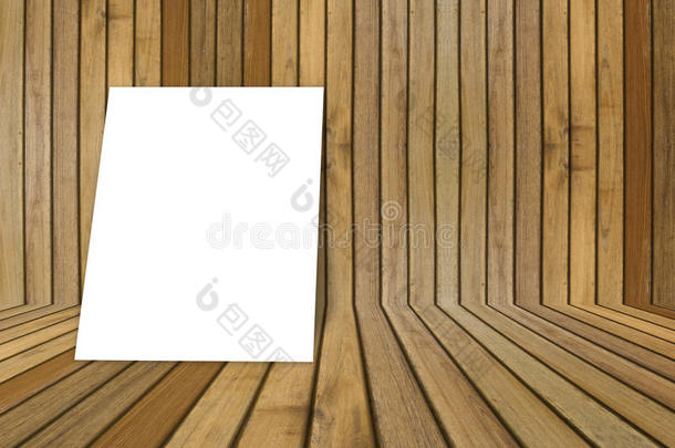 空的白色海报框架放在旧的格栅纹理木制室内为目前的产品，透视木地板和墙壁