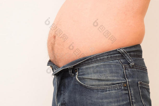 大肚子的胖子不能穿牛仔裤