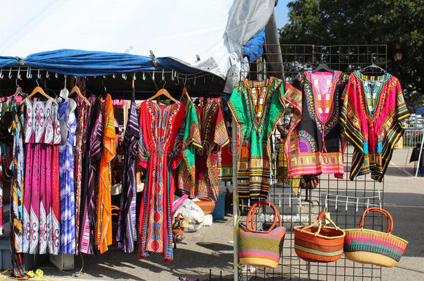 户外跳蚤市场上五颜六色的连衣裙和编织袋