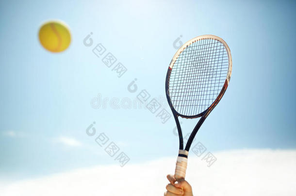 关闭网球拍和球的动作