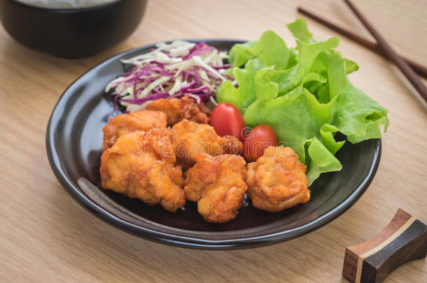 炸鸡，盘子里有蔬菜，碗里有米饭，日式风格