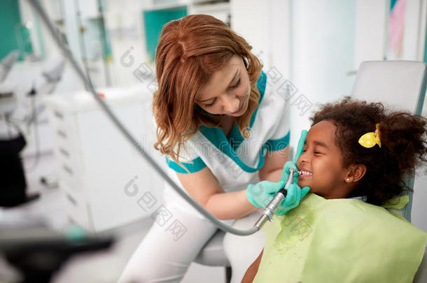 牙医在牙科实践中与病人一起工作的地方