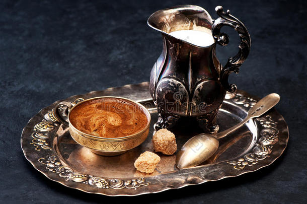 咖啡加牛奶和银色老式餐具