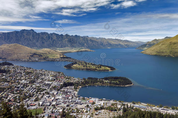 新西兰南岛瓦卡蒂普湖和皇后镇的里亚尔景观
