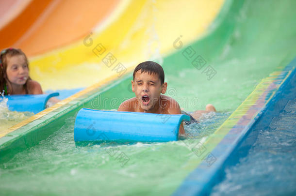 有趣兴奋的<strong>孩子</strong>在水上公园享受<strong>暑假</strong>