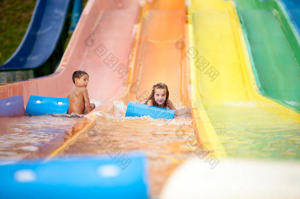 有趣兴奋的孩子在水上公园享受暑假