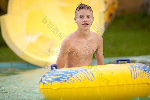 有趣兴奋的<strong>孩子</strong>在水上公园享受<strong>暑假</strong>，骑着黄色的浮子