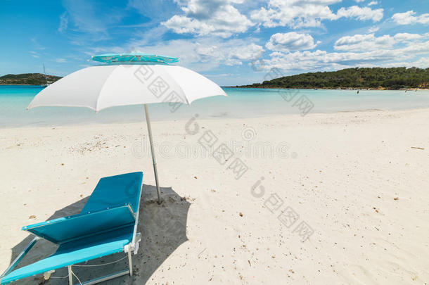 热带海滩上的沙滩椅和阳伞