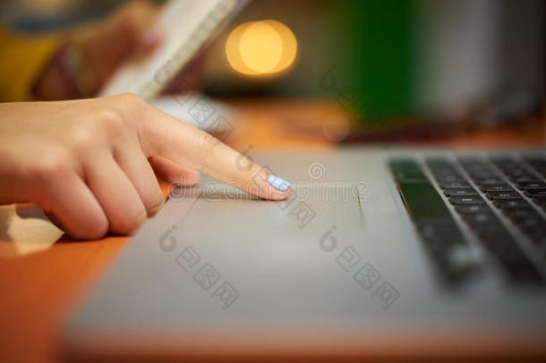 女孩大学生晚上使用电脑触控板