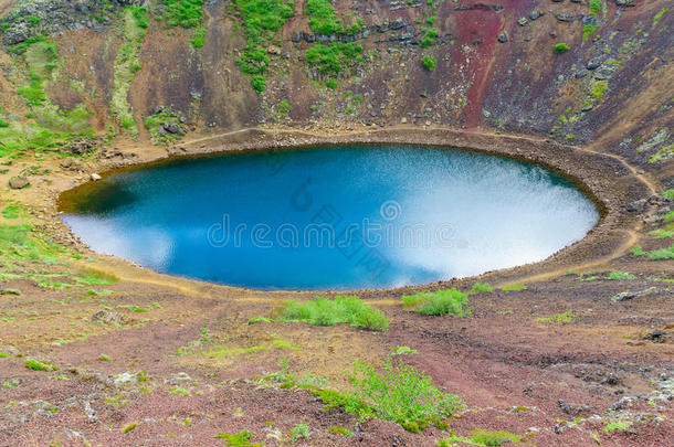 美丽的蓝色火山口颜色陨石坑