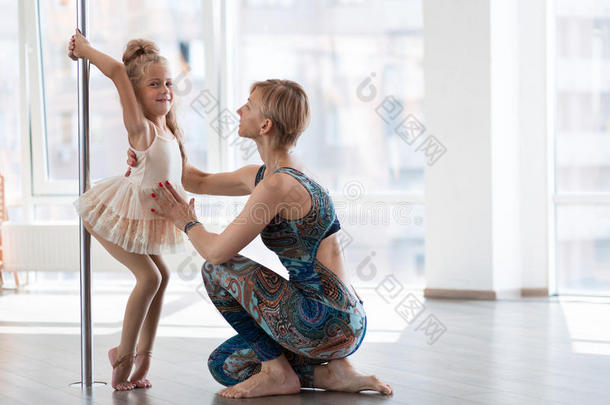 漂亮的小舞者和她的舞蹈老师