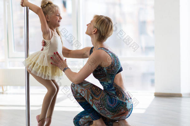 漂亮的小舞者和她的<strong>舞蹈老师</strong>