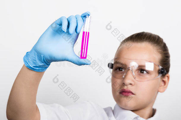 专心的女学生在小学科学课上进行化学实验