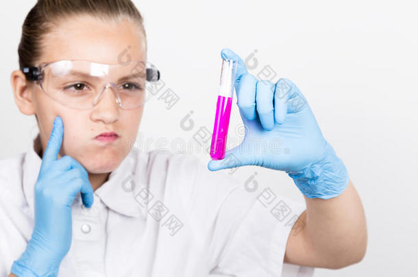 专心的女学生在小学科学课上进行化学实验
