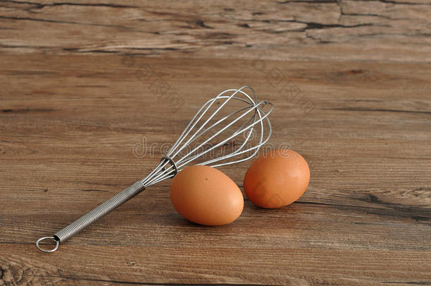 一个打蛋器，有两个鸡蛋