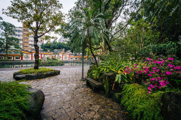 台北大同区公园的花园和人行道