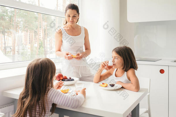 美丽的早餐白种人小孩儿童