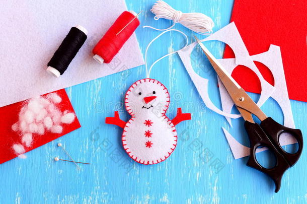 有趣的圣诞雪人装饰品，剪刀，线，针，别针，绳子，毛毡片和木底片