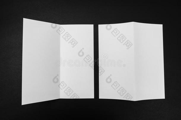 黑色背景上的双层白色模板纸。