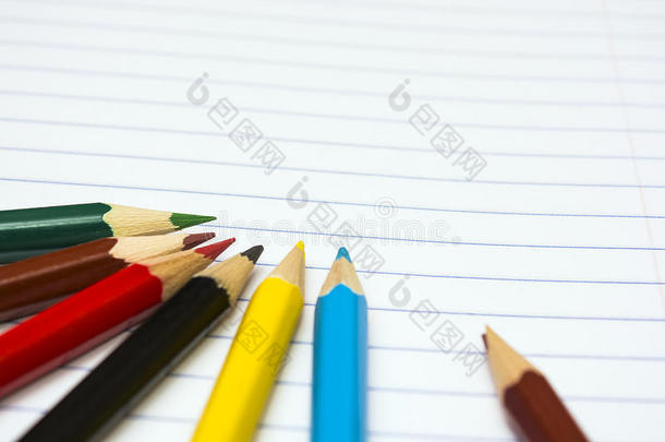 回到学校。 彩色铅笔。 文具。 笔记本。