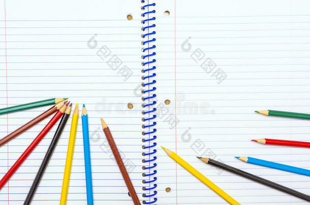 回到学校。 彩色铅笔。 文具。 笔记本。