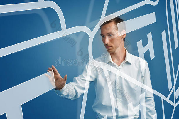 未来的技术，<strong>导航</strong>，位置概念。 男子显示透明屏幕与GPS<strong>导航</strong>地图。