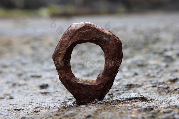 一个旧的生锈的<strong>铁环</strong>