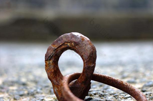 一个旧的生锈的铁环