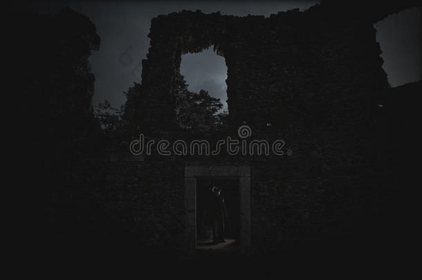 黑暗的城堡里的幽灵的黑暗女王在黑暗的夜晚发光