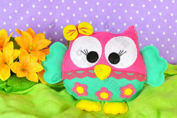 可爱的猫头鹰是用毛毡缝制的，用花边和蝴蝶结装饰。 儿童玩具