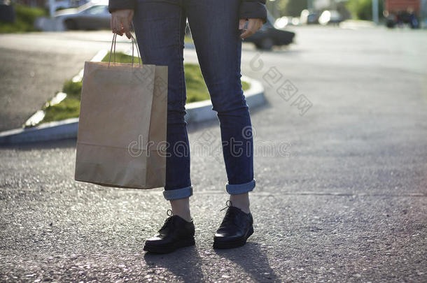 女孩手里拿着纸袋拿着生态购物。