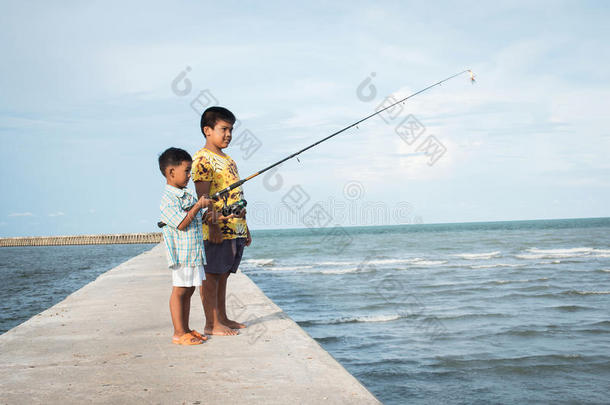 孩子们在海上钓鱼