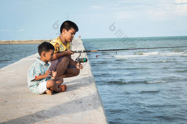 孩子们在<strong>海上钓鱼</strong>