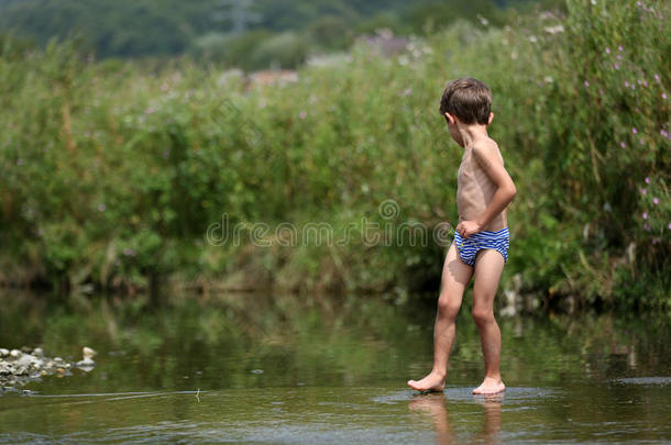 男孩赤脚在水里行走