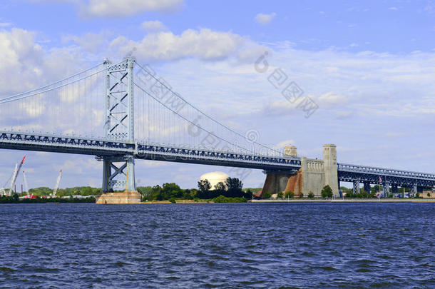 本杰明富兰克林桥，正式称为富兰克林桥，跨越特拉华河，加入费城