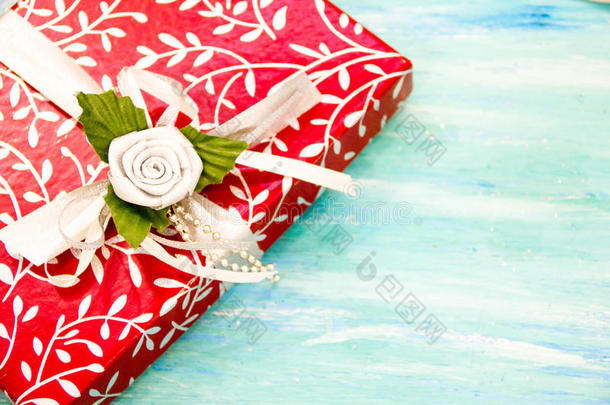 圣诞卡红色礼品盒，带银丝带。 宴会邀请企业活动装饰绿松石破旧的桌子木制