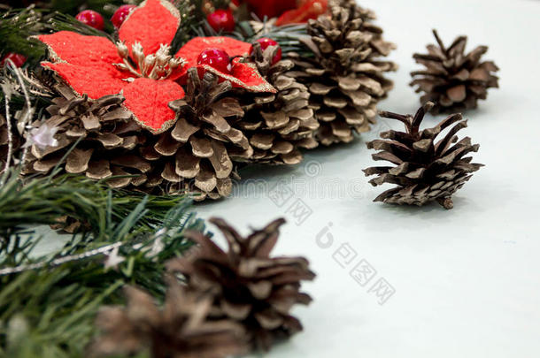 圣诞装饰复古风格。 准备假期的概念，绿松石破旧的木桌背景。 地点t