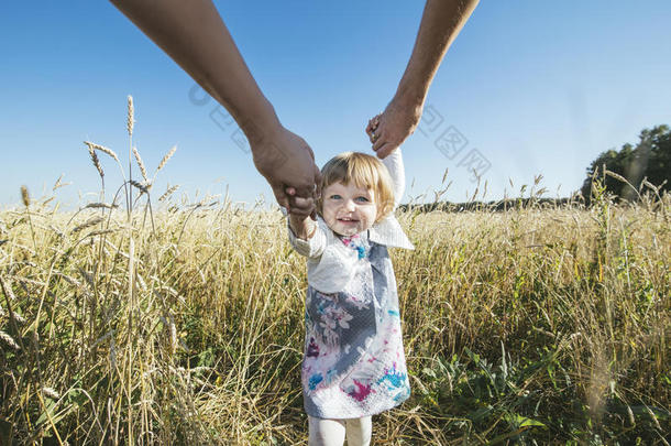 家人，妈妈，爸爸牵着女儿的手快乐而美丽
