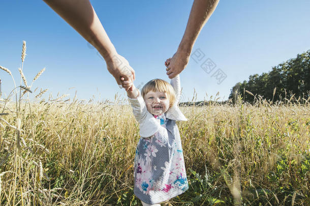 家人，妈妈，爸爸牵着女儿的手快乐而美丽