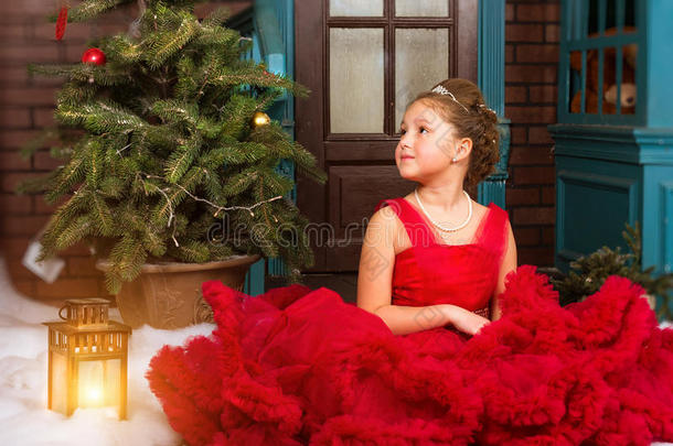 穿红色连衣裙的女孩欢迎新年和圣诞节