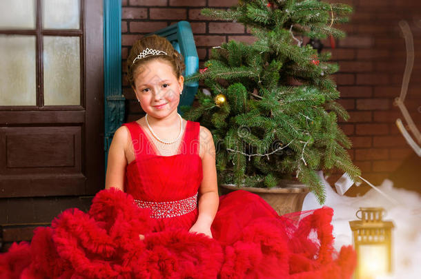 穿红色连衣裙的女孩欢<strong>迎新年</strong>和圣诞节